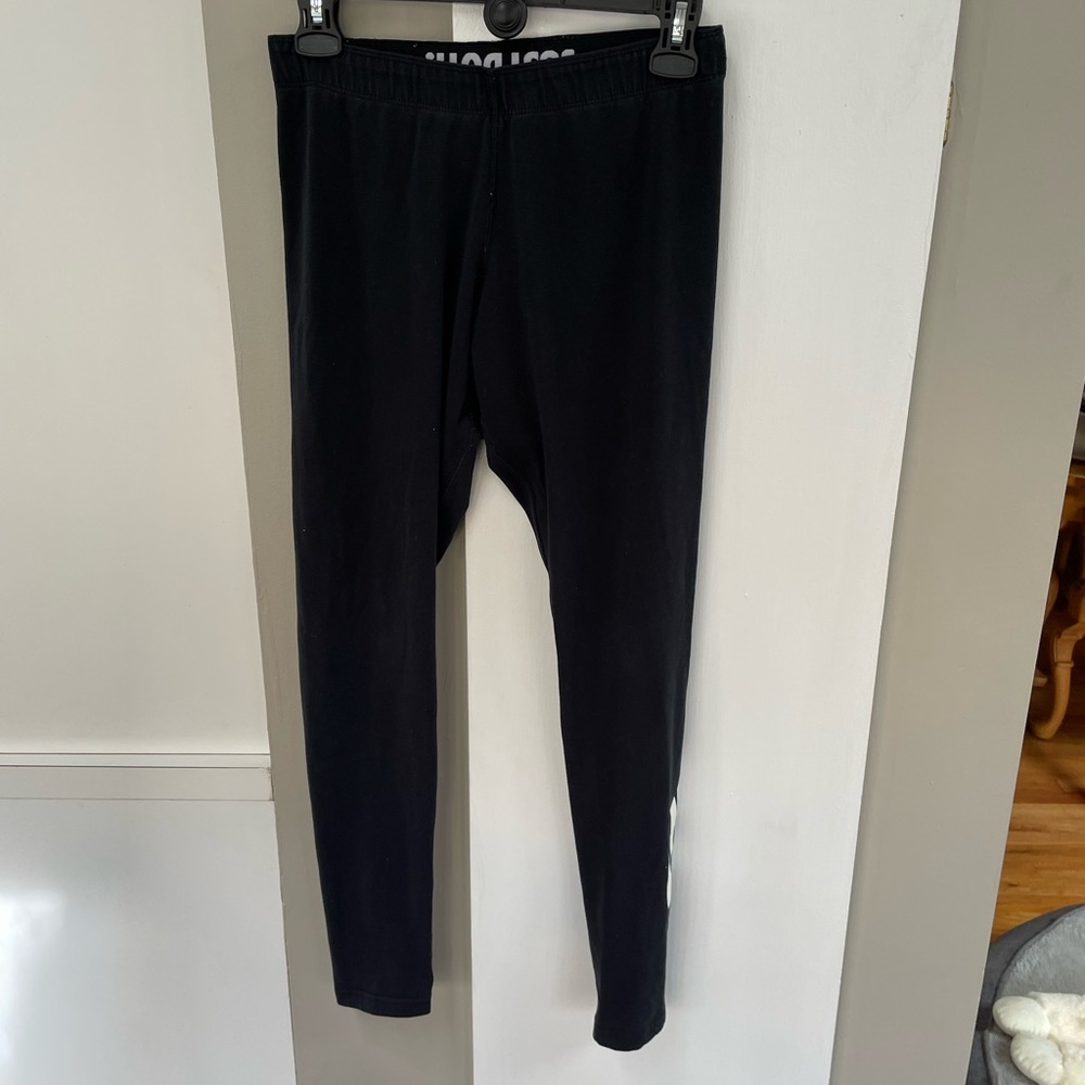 WOMENS NIKE BLACK LEGGINGS W/ WHITE LOGO SIZE MEDIUM